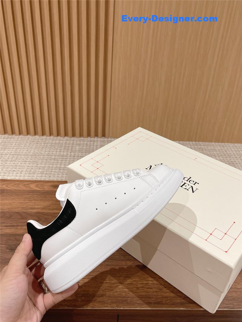 a1exa*der Mcqv*en classic all-match small white shoes