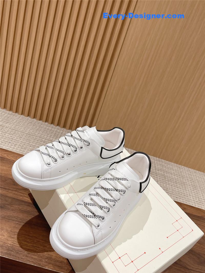 a1exa*der Mcqv*en classic all-match small white shoes