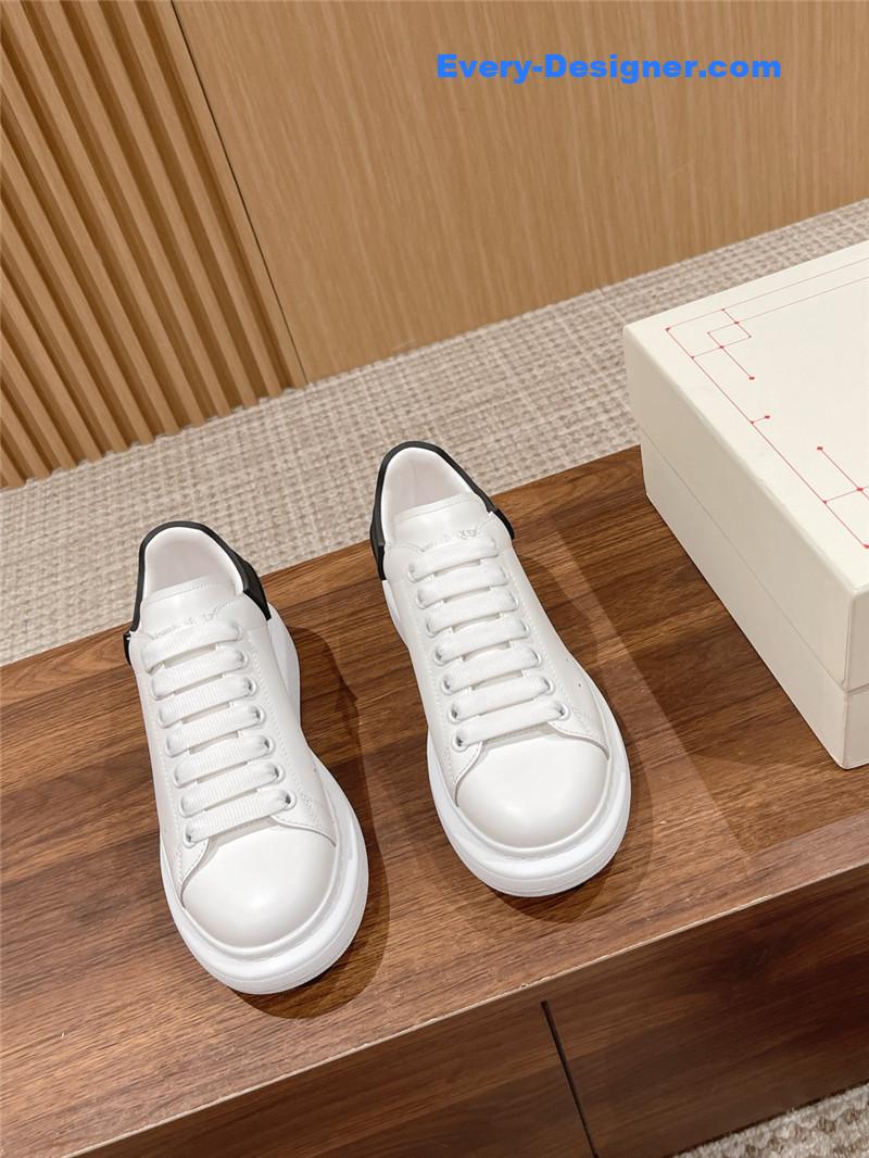 a1exa*der Mcqv*en classic all-match small white shoes