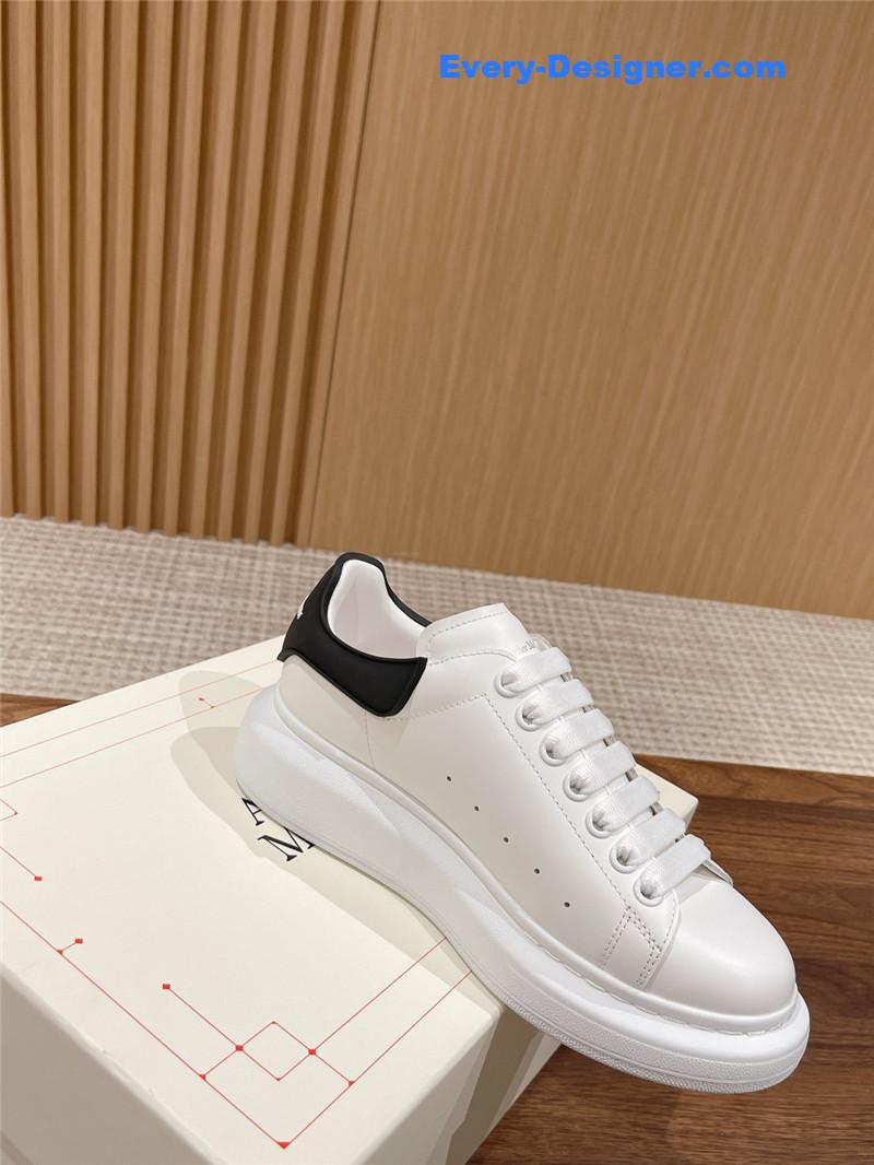a1exa*der Mcqv*en classic all-match small white shoes
