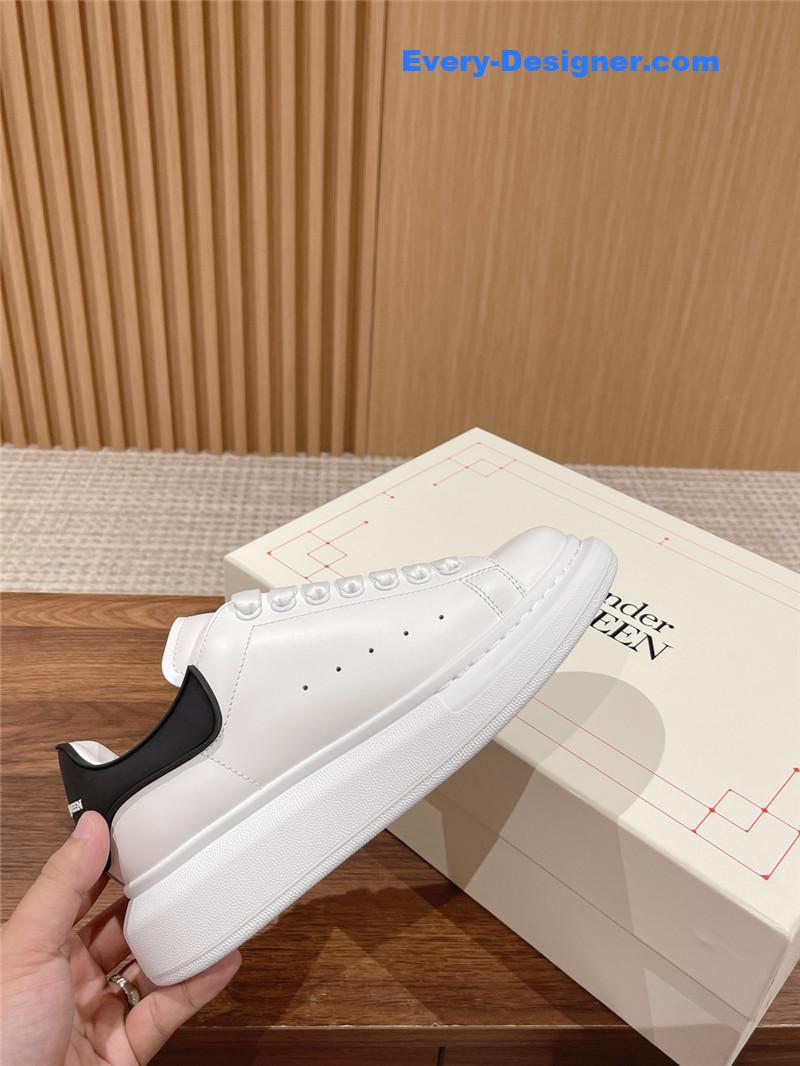 a1exa*der Mcqv*en classic all-match small white shoes