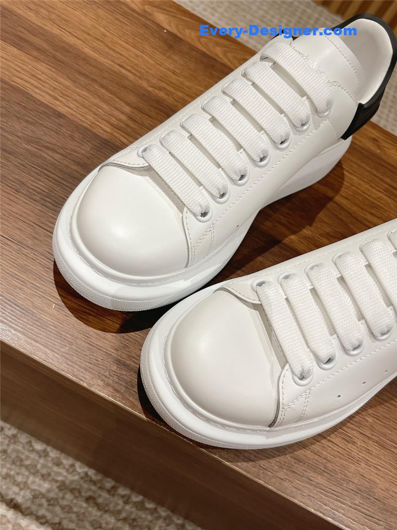 a1exa*der Mcqv*en classic all-match small white shoes
