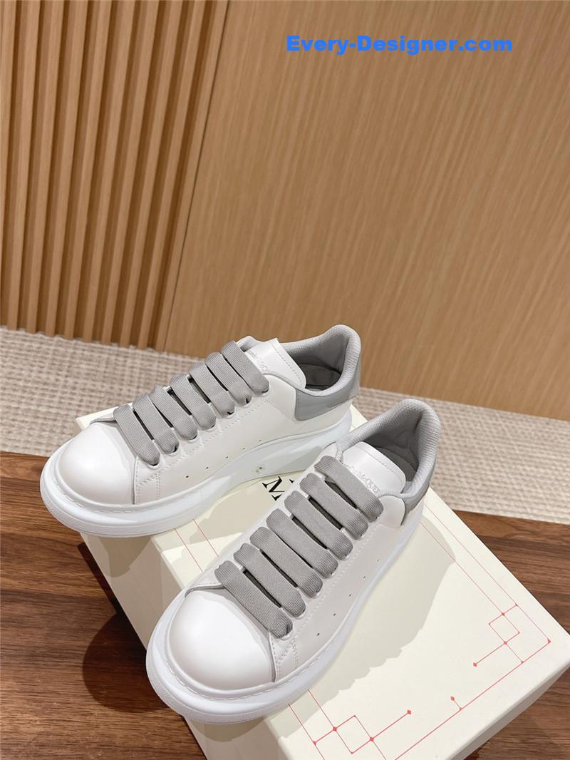 a1exa*der Mcqv*en classic all-match small white shoes