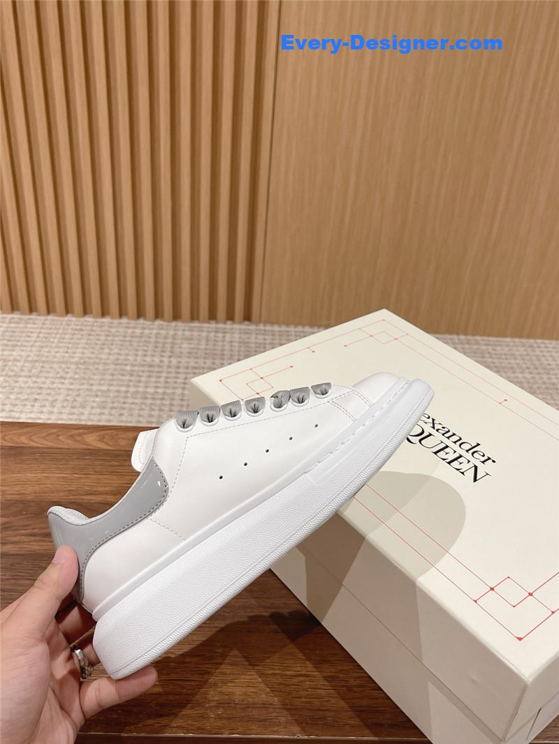 a1exa*der Mcqv*en classic all-match small white shoes