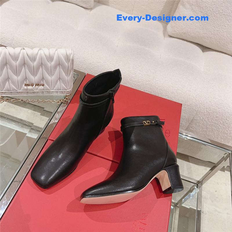 Va1e*ntin0 v buckle short nude boots