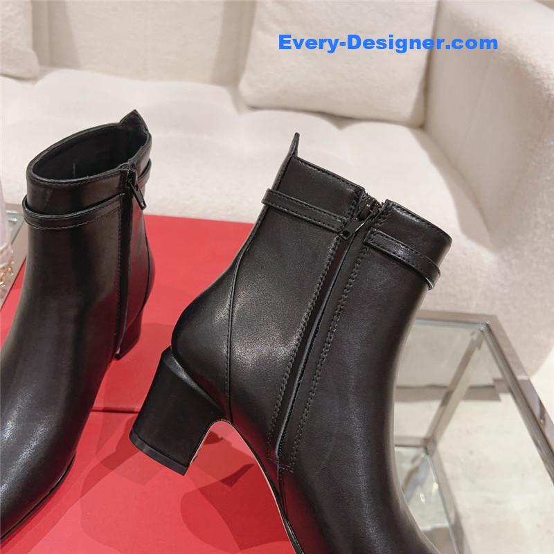 Va1e*ntin0 v buckle short nude boots