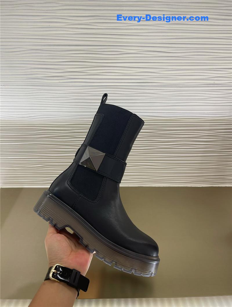 Va1e*ntin0 hardware v-buckle boots