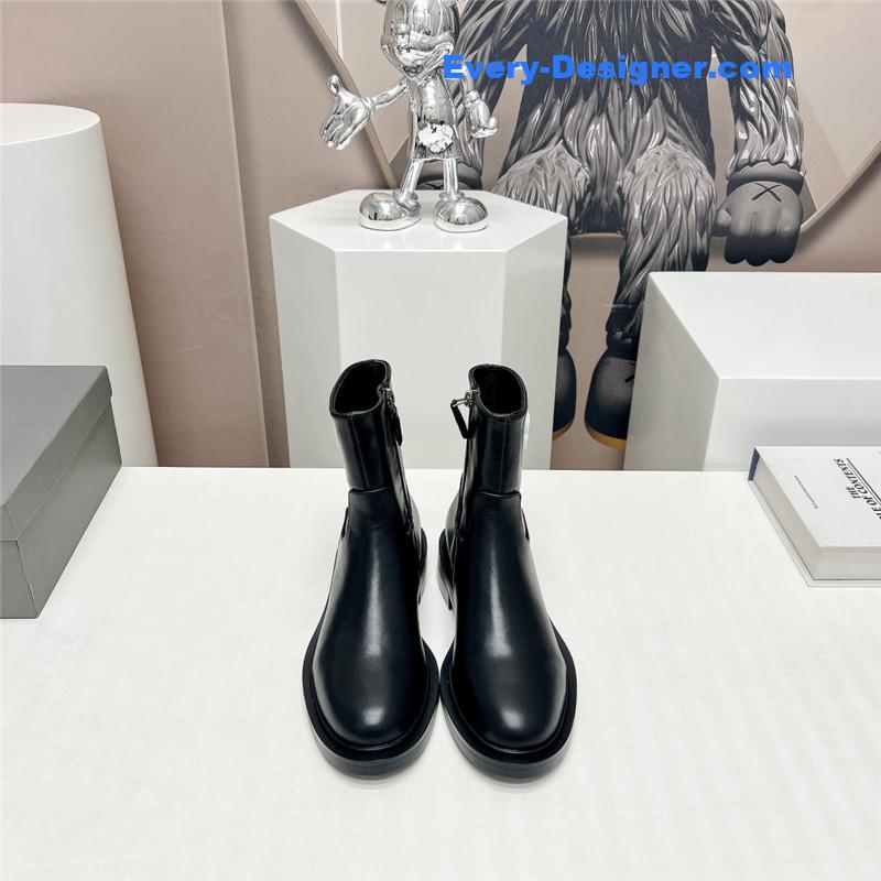 Ba1en*iaga round toe buttoned boots