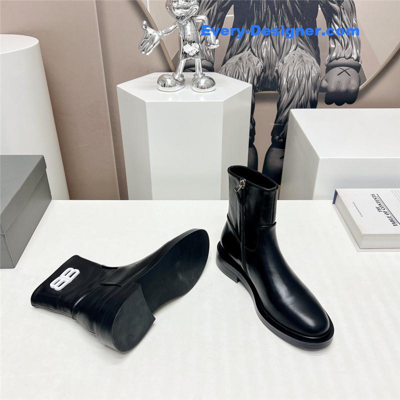 Ba1en*iaga round toe buttoned boots