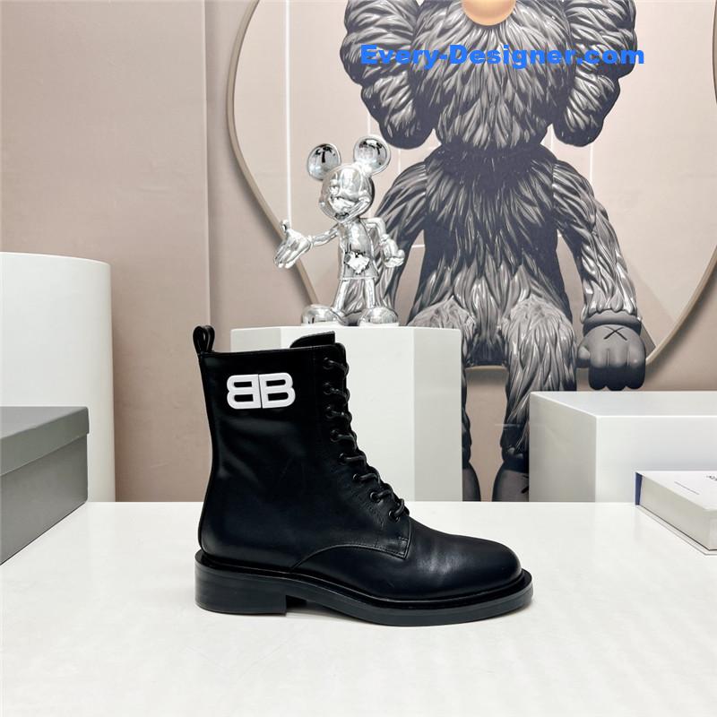 Ba1en*iaga round toe buttoned boots
