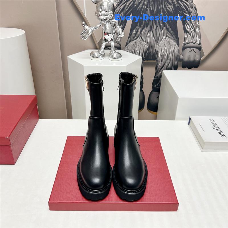 Va1e*ntin0 round toe gold hollow buckle ankle boots