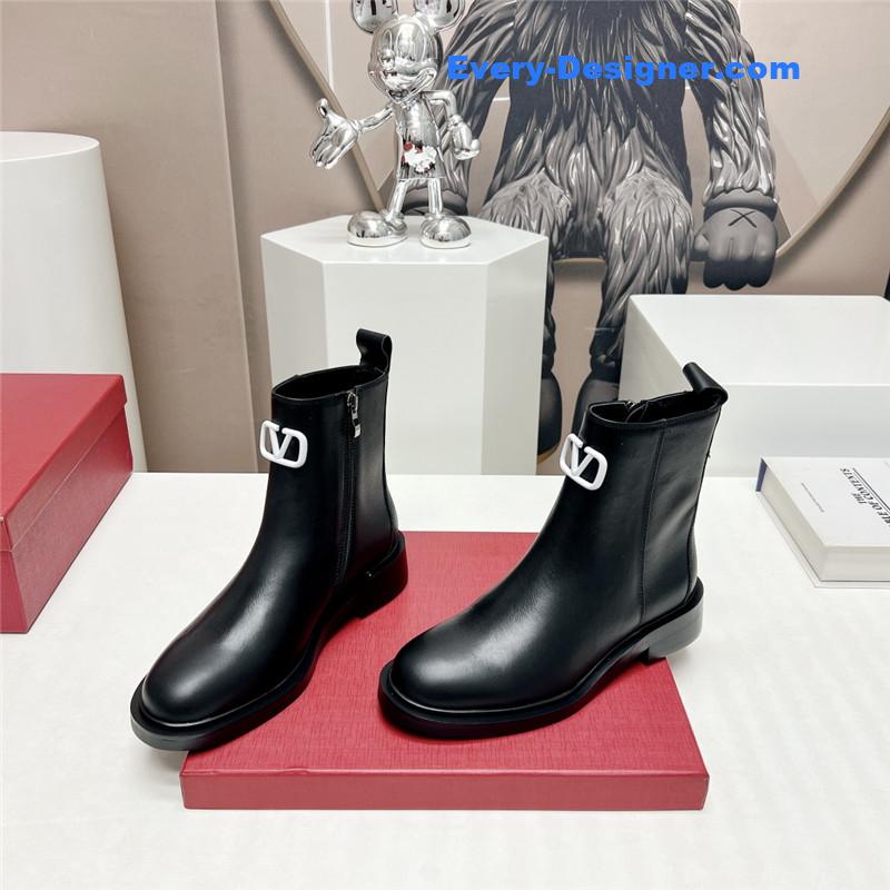 Va1e*ntin0 round toe hollow buckle boots