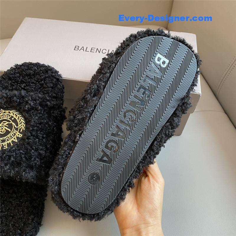 Ba1en*iaga autumn and winter new embroidered fur slippers