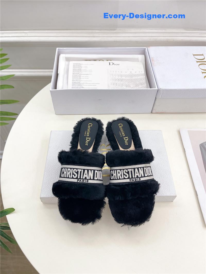 D10r classic embroidered wool slippers