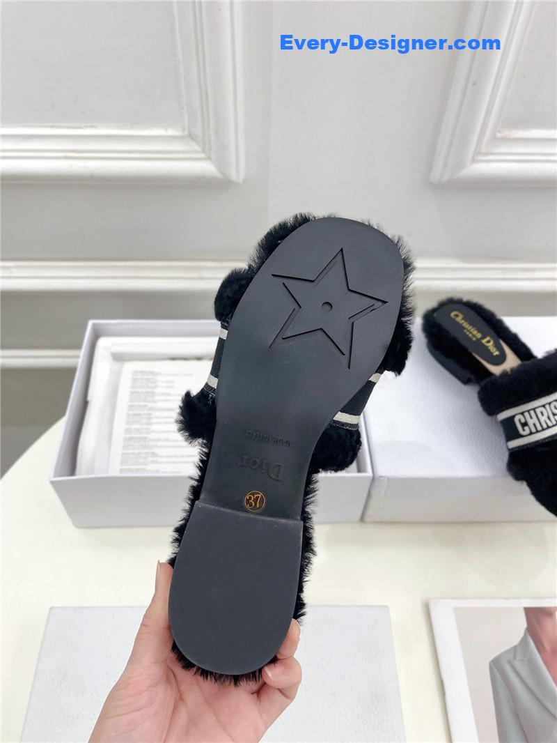 D10r classic embroidered wool slippers