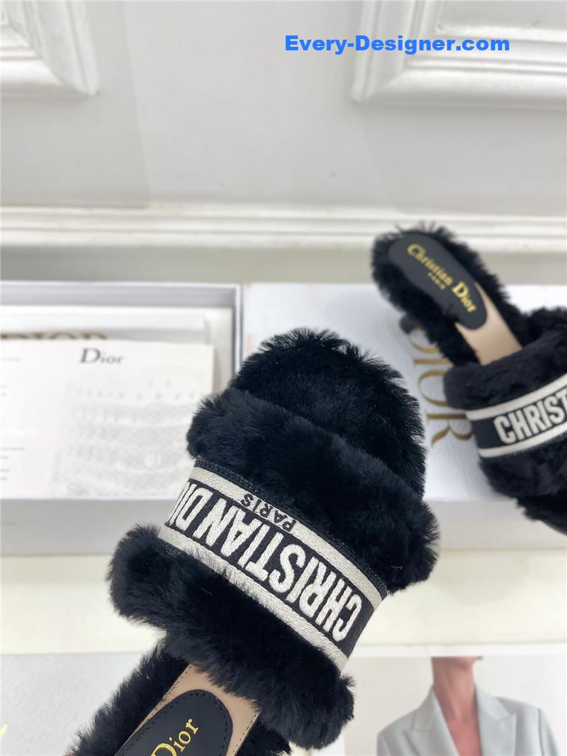 D10r classic embroidered wool slippers