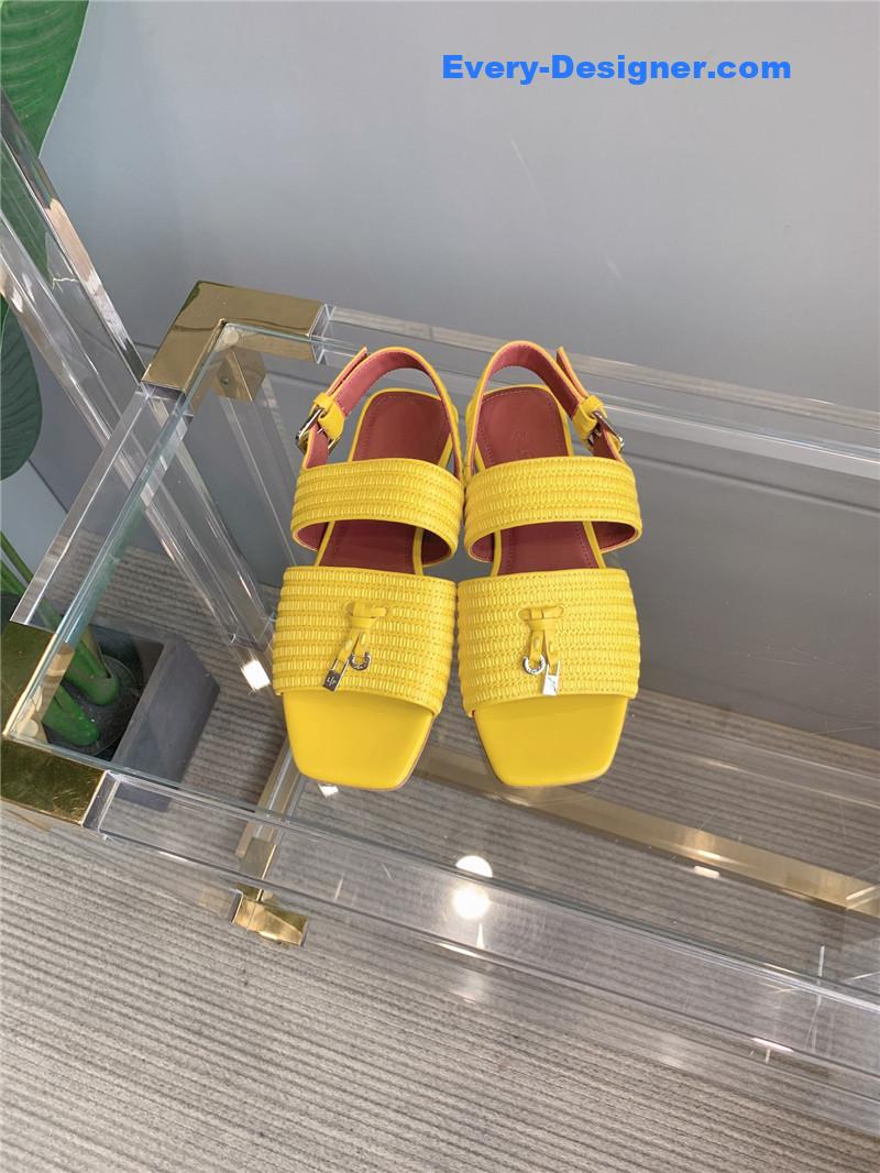 L0r0 P1ana’s new flat sandals