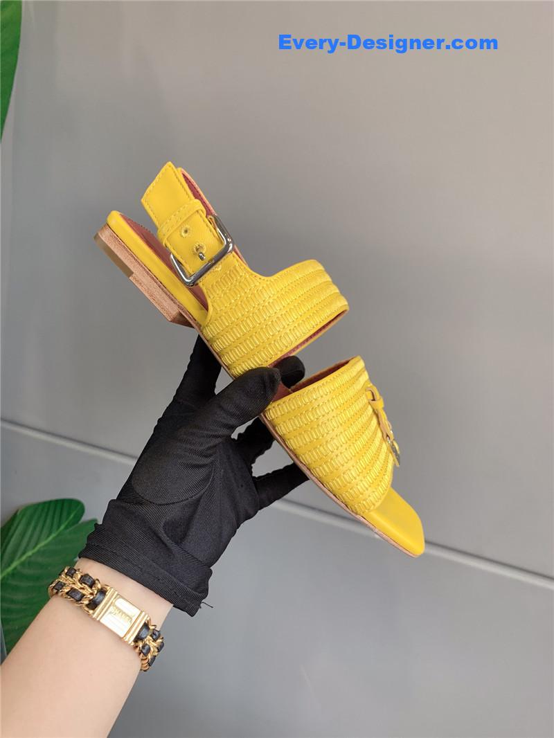 L0r0 P1ana’s new flat sandals