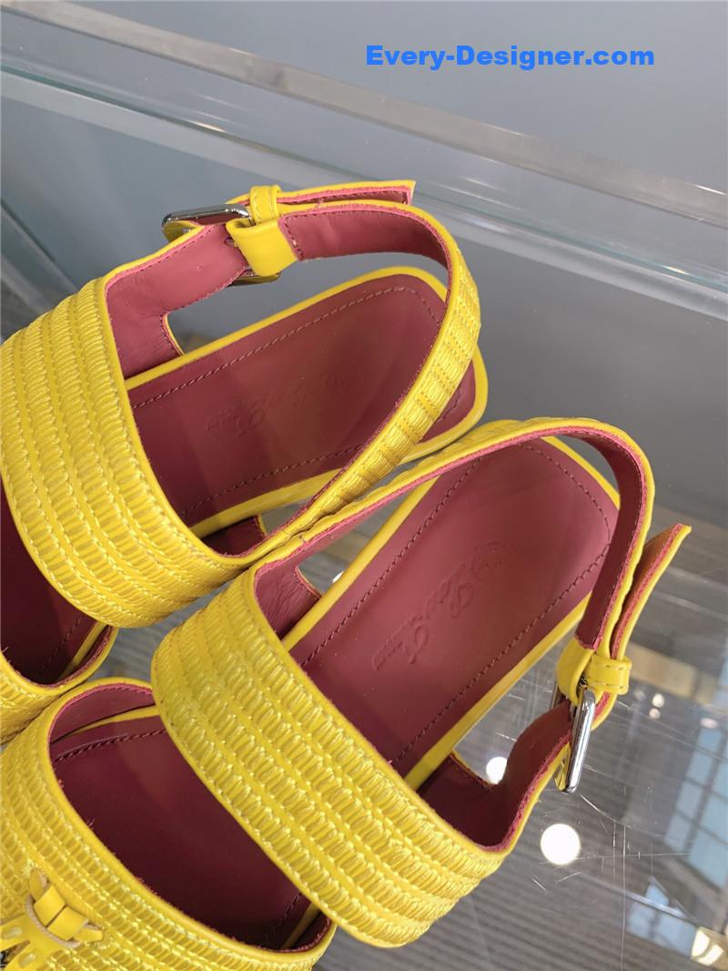 L0r0 P1ana’s new flat sandals