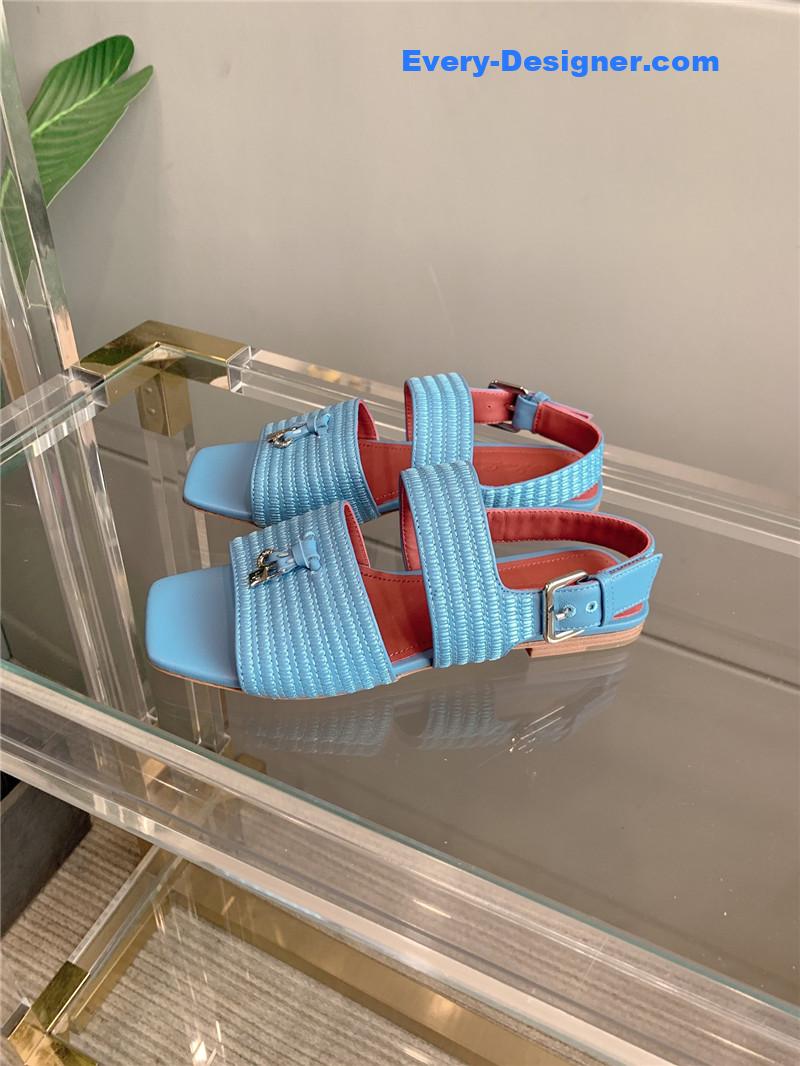 L0r0 P1ana’s new flat sandals