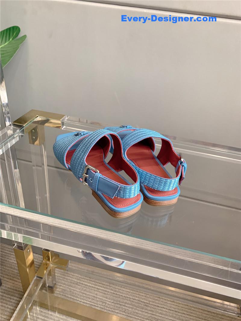 L0r0 P1ana’s new flat sandals