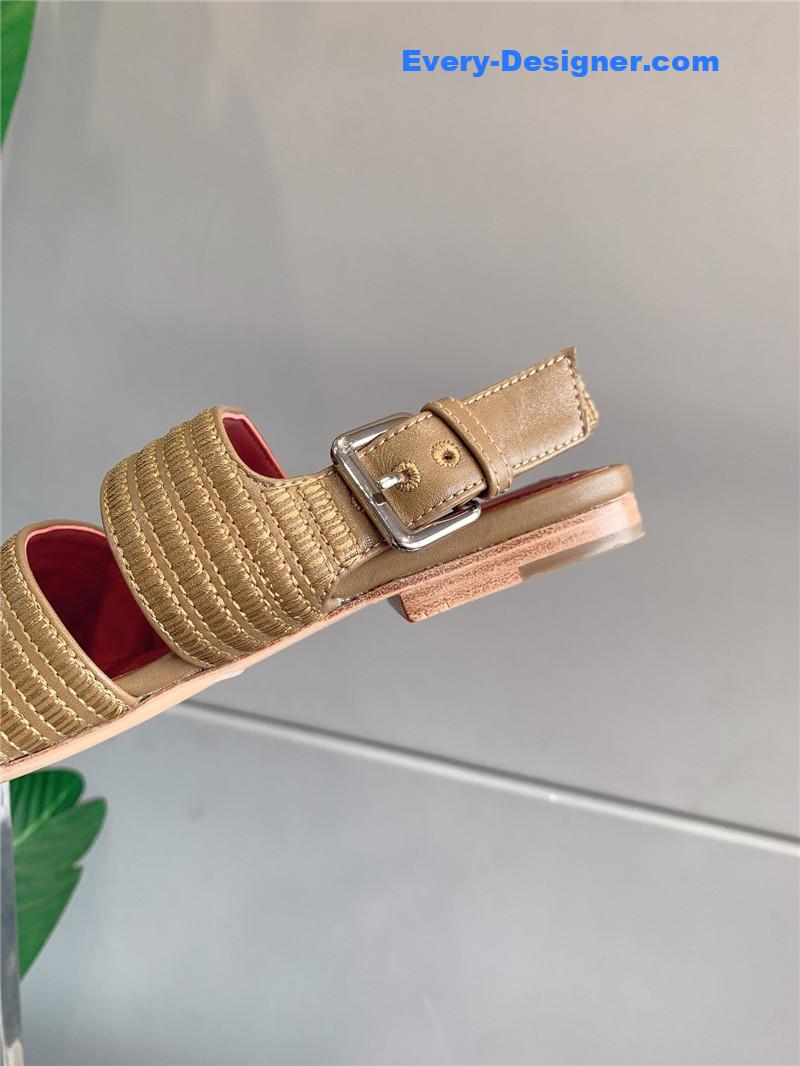 L0r0 P1ana’s new flat sandals