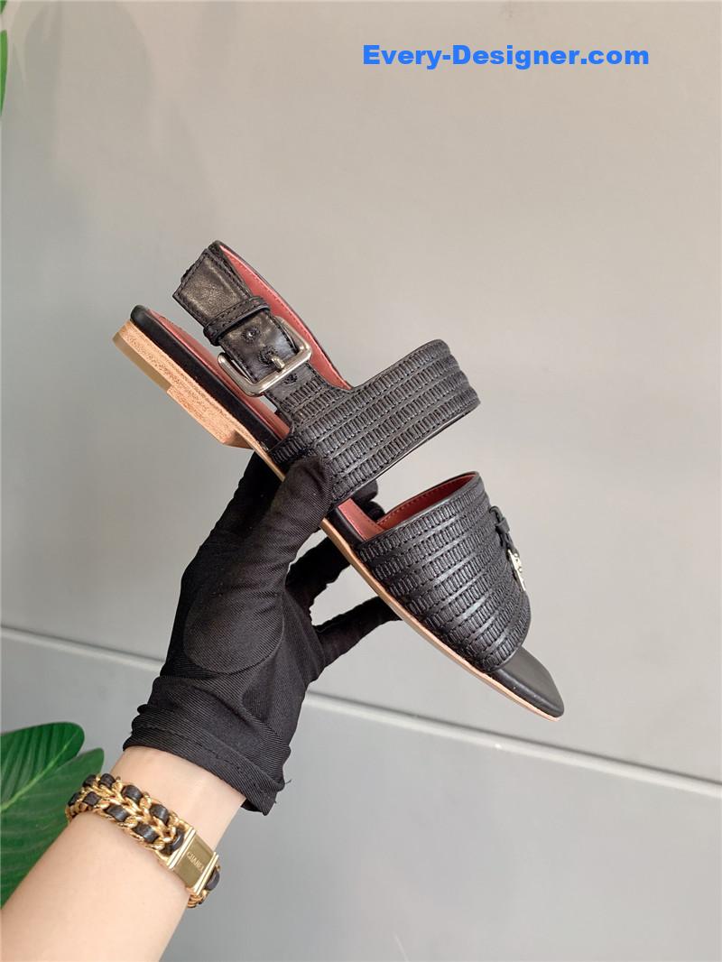 L0r0 P1ana’s new flat sandals