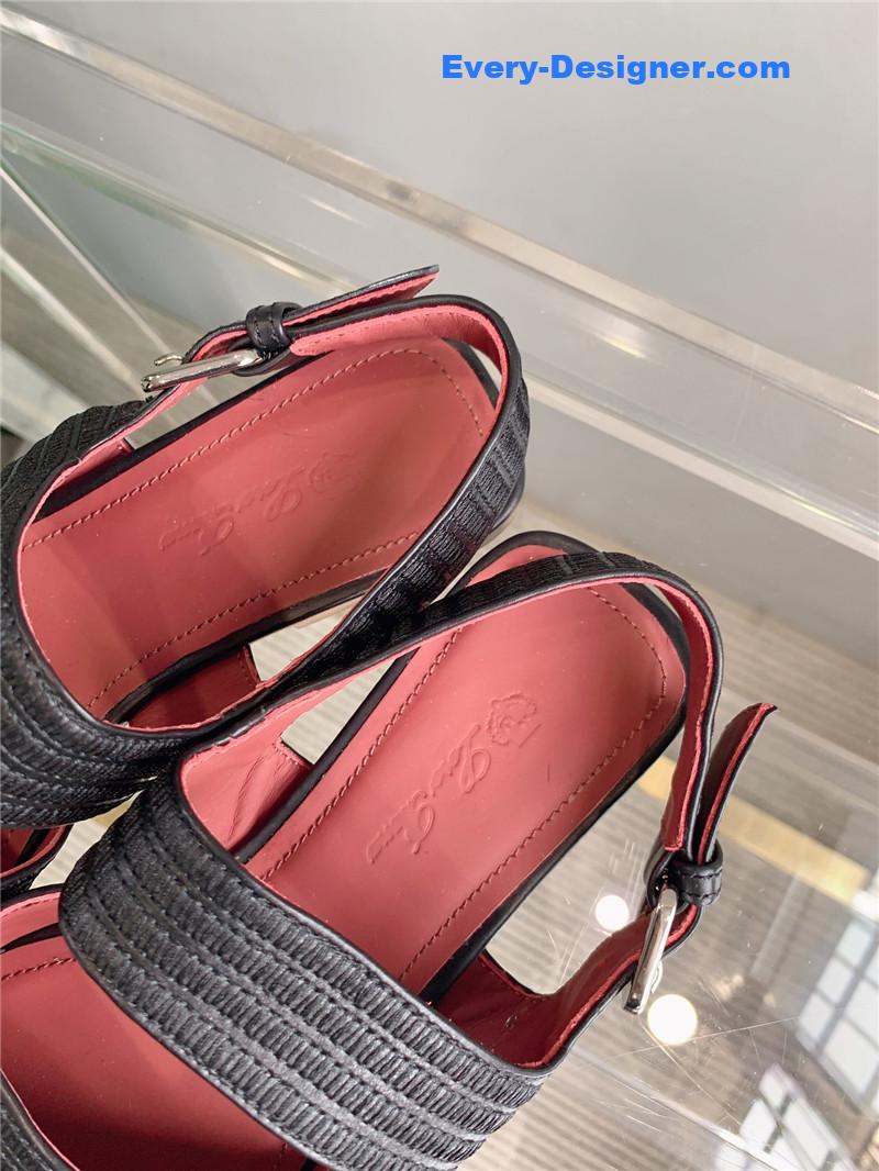 L0r0 P1ana’s new flat sandals