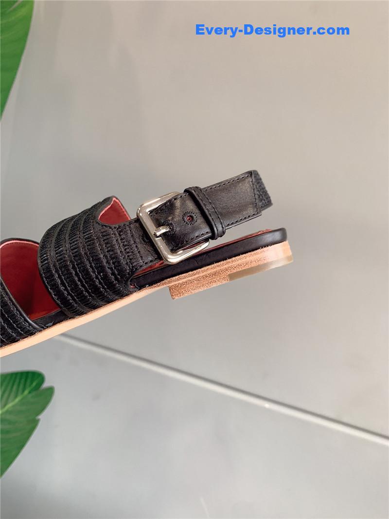 L0r0 P1ana’s new flat sandals