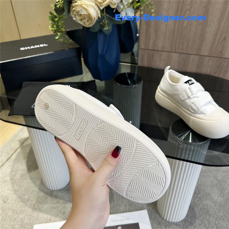 Chanel new low top thick lace bread shoes