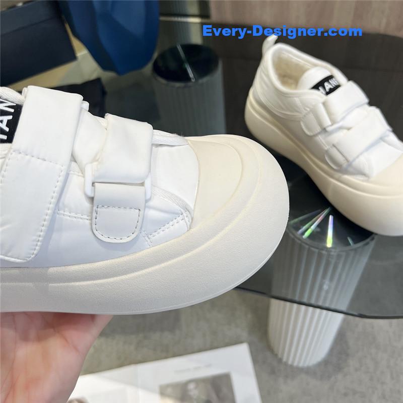 Chanel new low top thick lace bread shoes