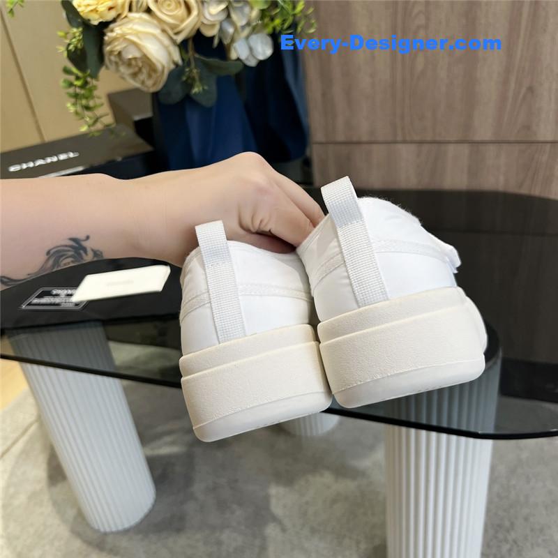 Chanel new low top thick lace bread shoes