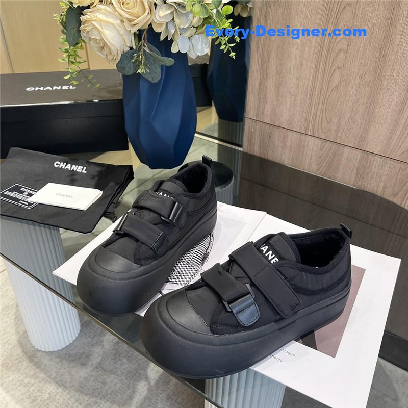 Chanel new low top thick lace bread shoes