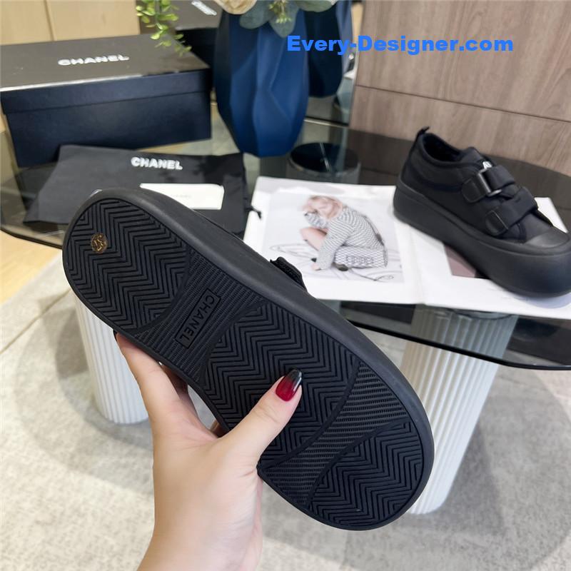 Chanel new low top thick lace bread shoes