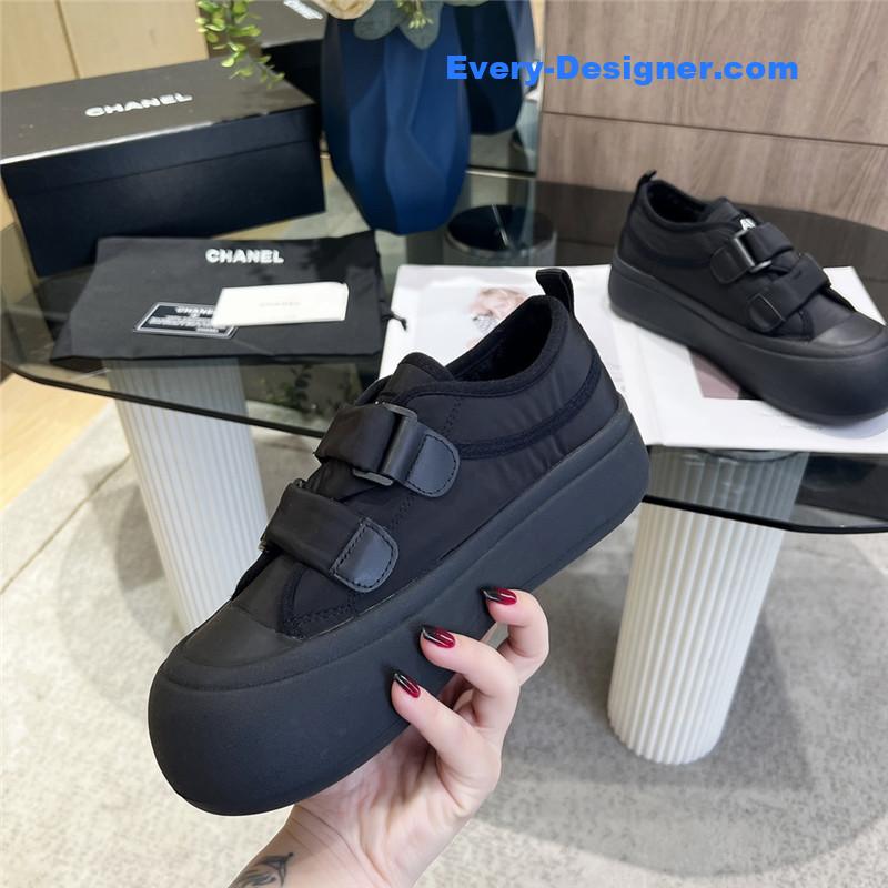 Chanel new low top thick lace bread shoes