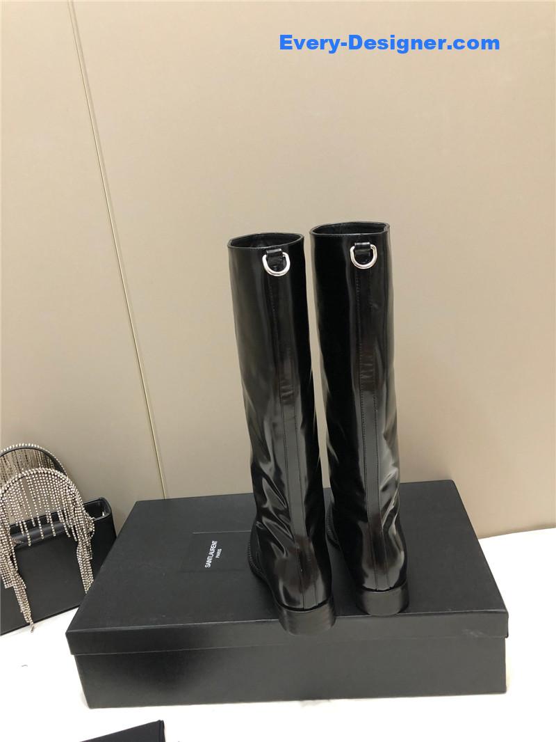 Sa1nt Lau*nt hunt boots in glazed leather