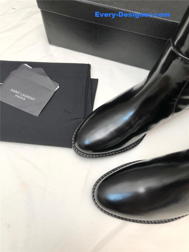 Sa1nt Lau*nt hunt boots in glazed leather