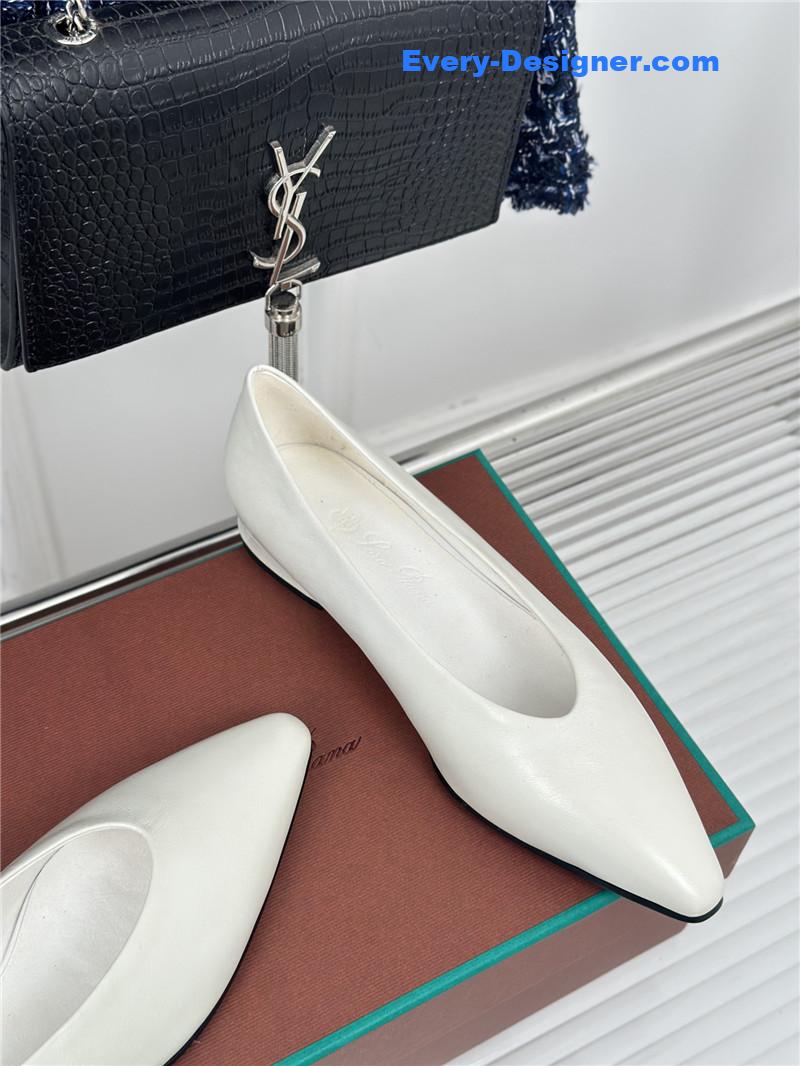 L0r0 P1ana retro witch flats