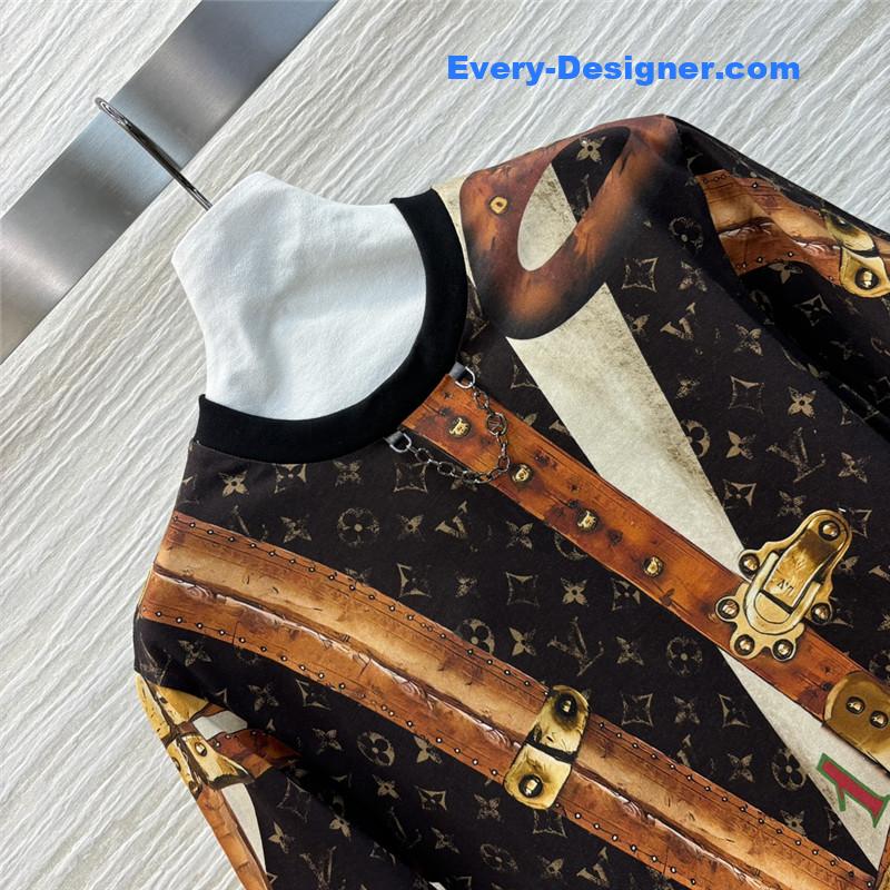 l0vis Vvtt0n lv metal chain luggage print t-shirt replica clothes