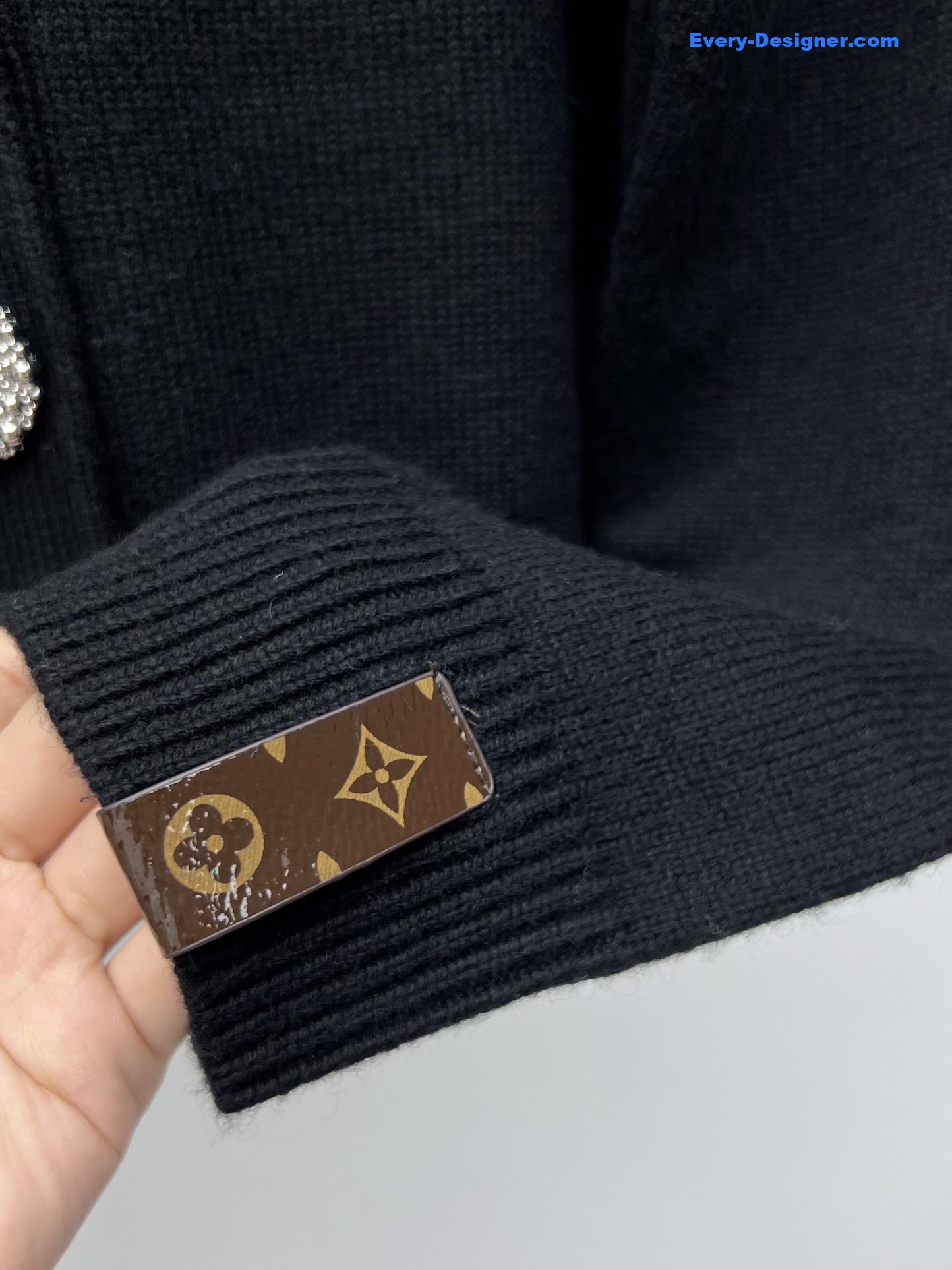 l0vis Vvtt0n jewel button cardigan in black