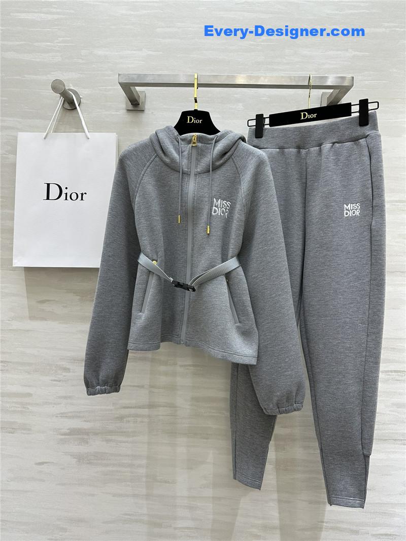 D10r sports style suit