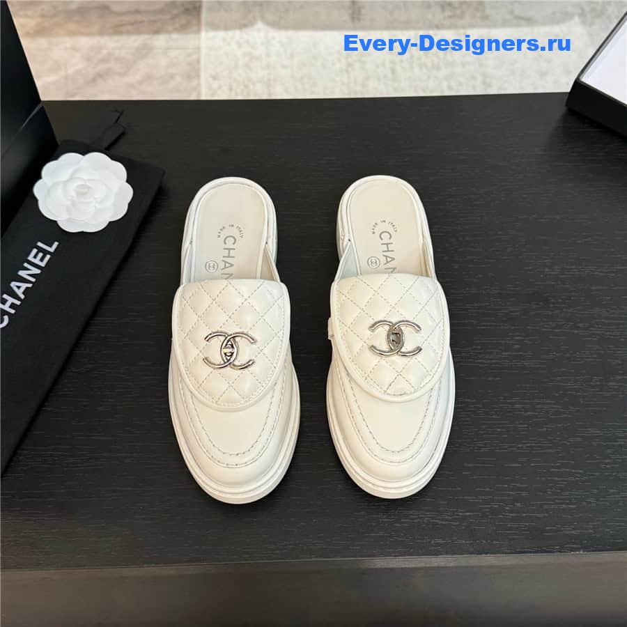 ch**el turn-lock D1am0nd-quilted loafers in white
