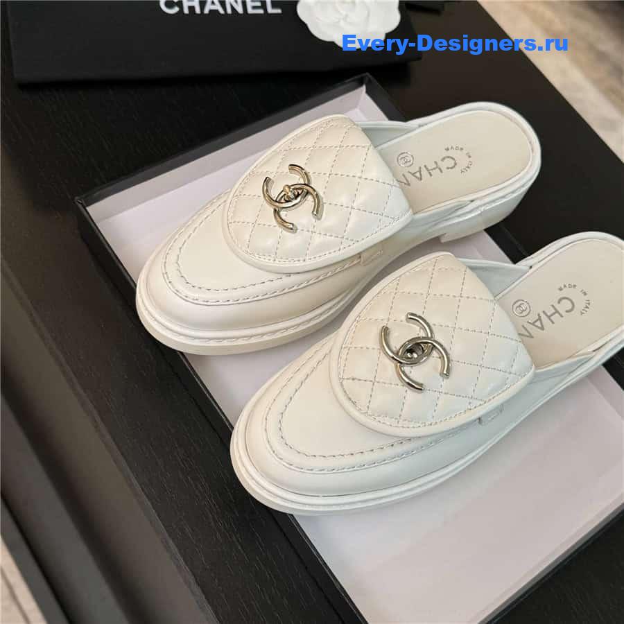 ch**el turn-lock D1am0nd-quilted loafers in white