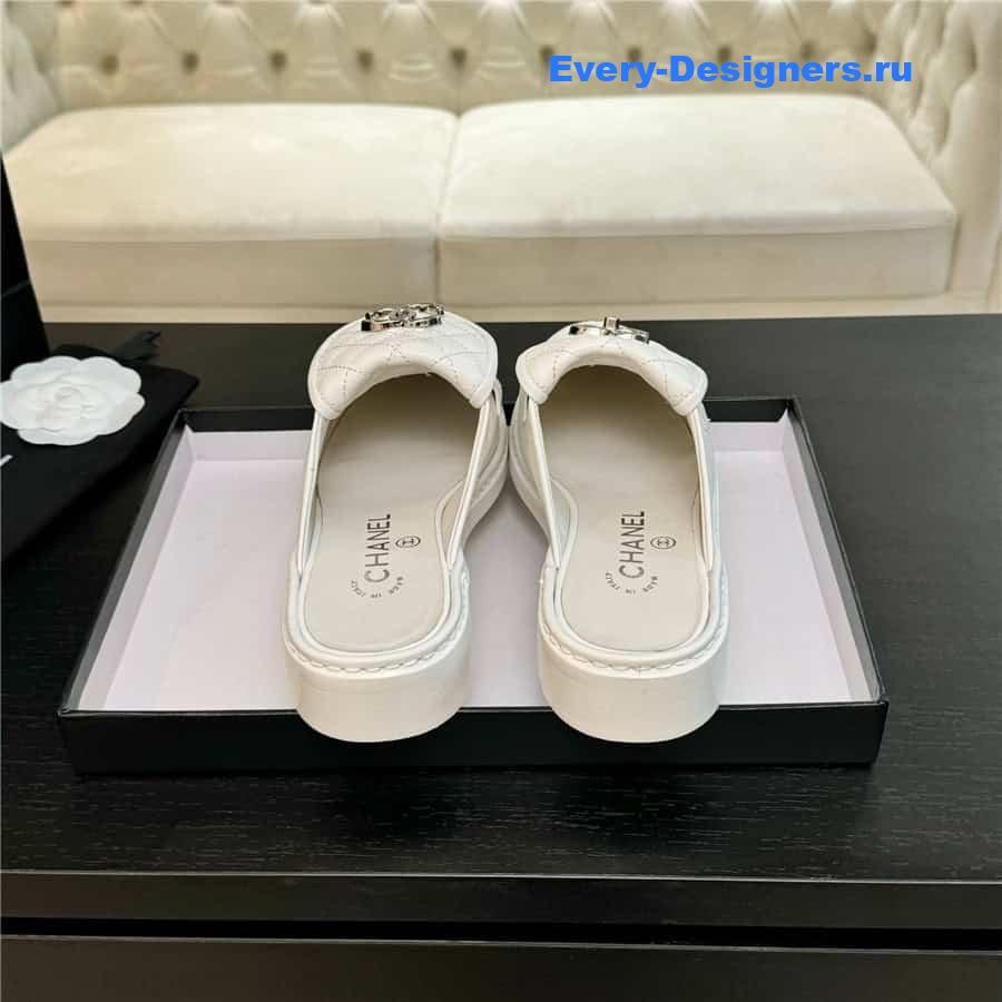 ch**el turn-lock D1am0nd-quilted loafers in white