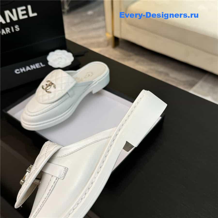 ch**el turn-lock D1am0nd-quilted loafers in white