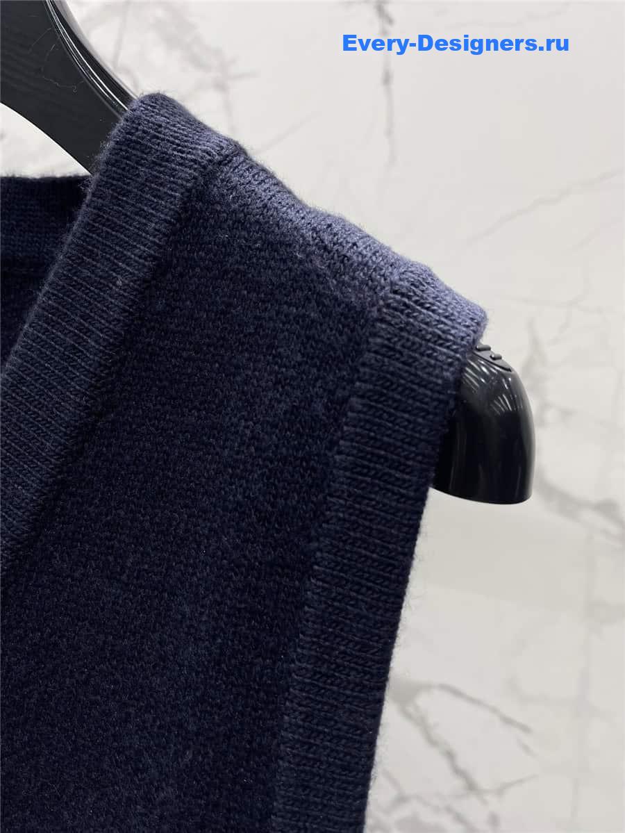 Y51 embroidered knit cardigan vest