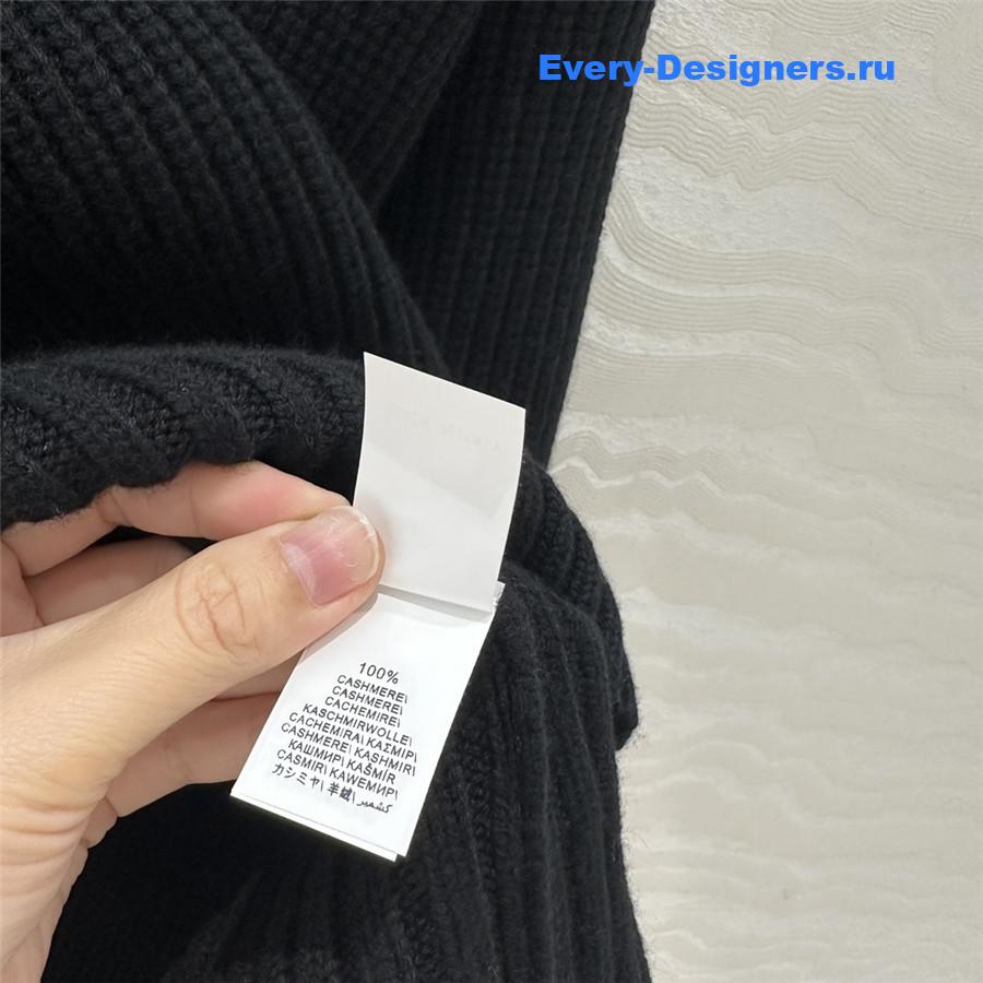 BC Contrasting V-Neck Sweater