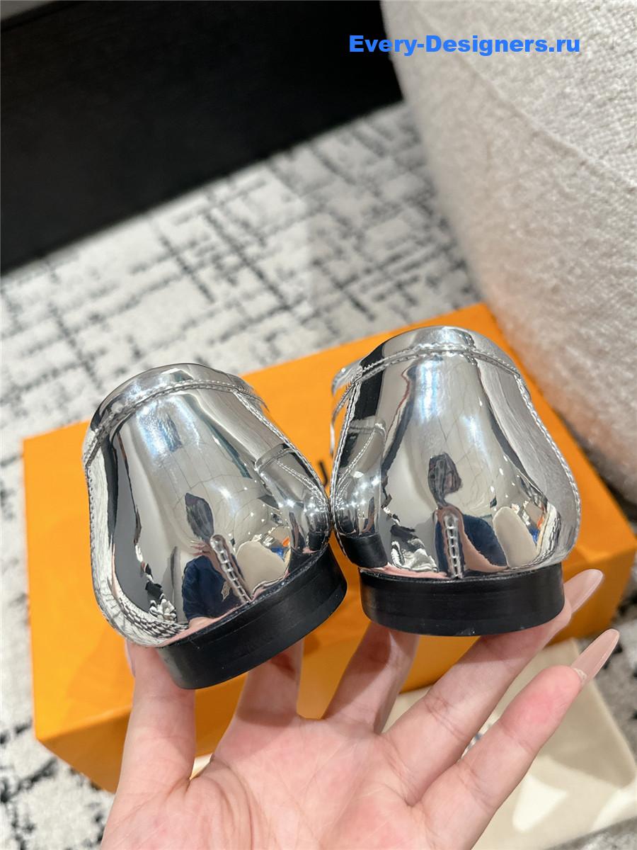 l0vis Vvtt0n lv chess flat loafer silver