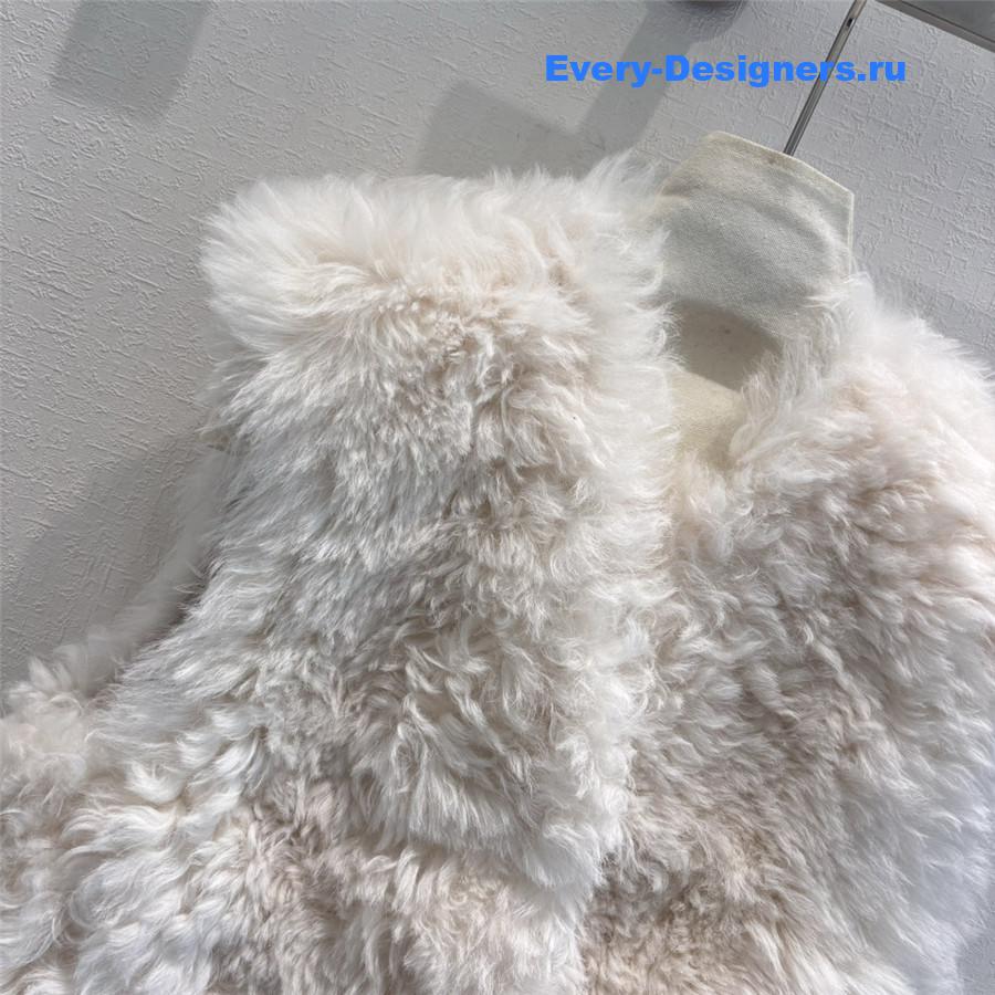 l0vis Vvtt0n lv curly fur vest