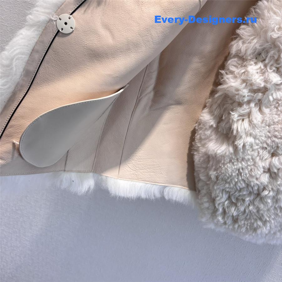 l0vis Vvtt0n lv curly fur vest